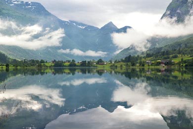 Сельский пейзаж озера с горами и облаками, Норвегия