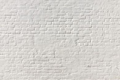 Белая кирпичная стена с неровной кладкой