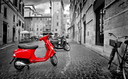 Красный мопед на черно-белых улочках Рима