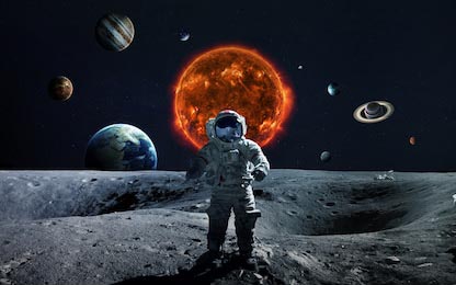 Космонавт на луне и солнечная система и его объекты