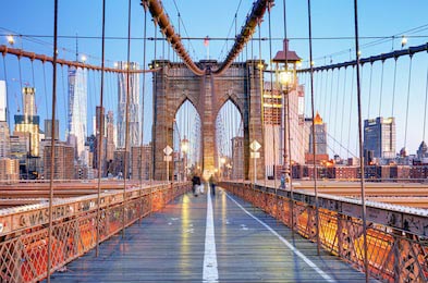 Бруклинский мост ведущий к небоскребам Нью-Йорк, США