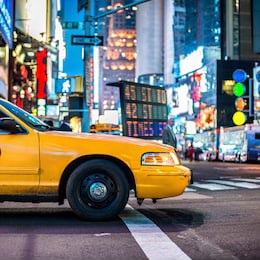 Желтое такси на ночных улицах Манхэттена