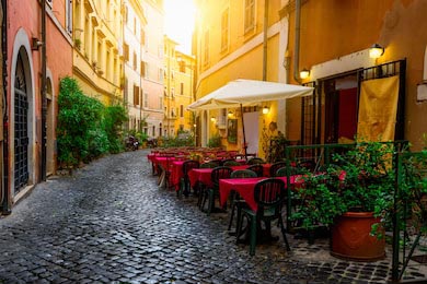 Уютная старая улица в Трастевере в районе Рима