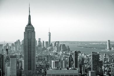 Вид на горизонт черно-белого Манхэттена на рассвете