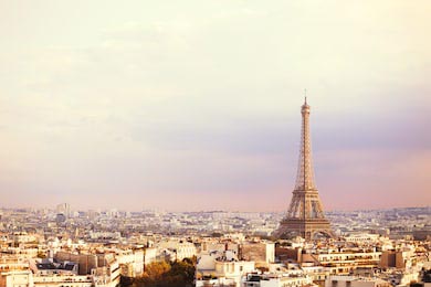 Закат Эйфелевой башни и вид Парижа с Марсового поля