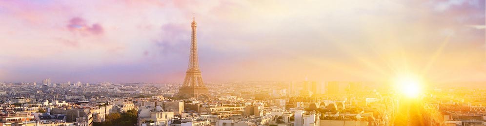 Эйфелева башня с Марсового поля с видом на Париж