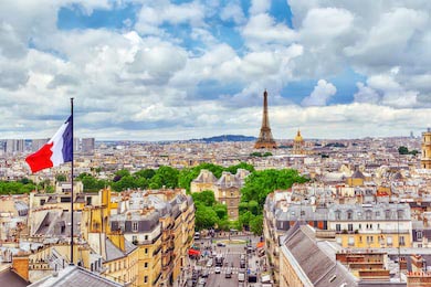 Красивый панорамный вид на Париж с крыши Пантеона