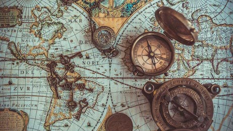 Пиратские предметы с компасом на старинной карте