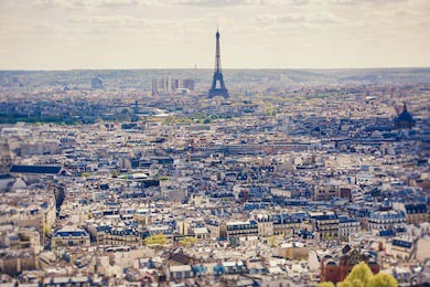 Горизонт Парижа с Эйфелевой башней на расстоянии