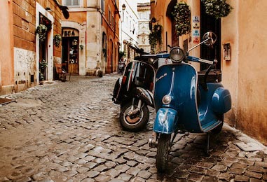 Две Веспы на стоянке на старой улице в Риме