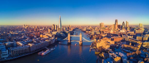 Панорамный вид на город Лондон и реку Темзу