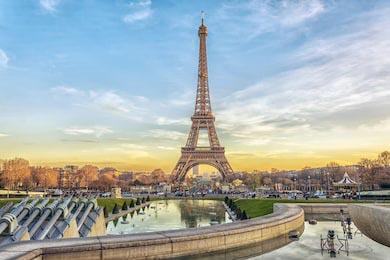 Эйфелева башня на романтичном закате в Париже