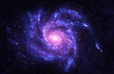 Спиральная Галактика темно синего звездного неба