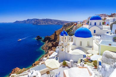 Красивый вид города Ия и море на греческом острове