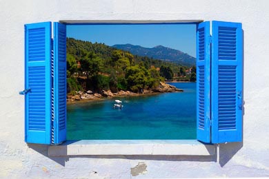 Вид на море через традиционное греческое окно