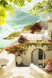 Дом с цветами в Греции на берегу моря 