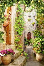 Красивый вид на старинные узкие итальянские улочки