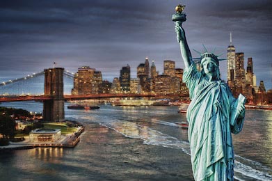 Статуя Свободы на фоне Манхэттенского горизонта