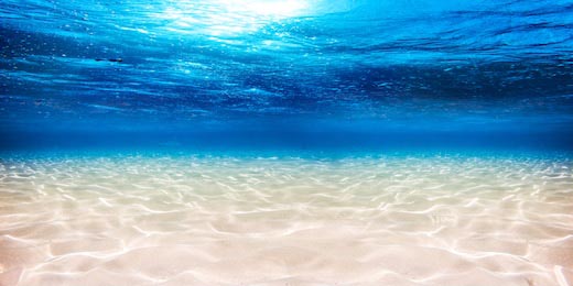 Подводный синий океан песчаным морским дном