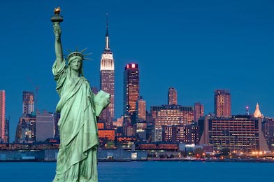 Статуя Свободы на фоне ночного Нью-Йорка и ESB