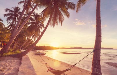 Тропический пляж «Серенити» на закате дня