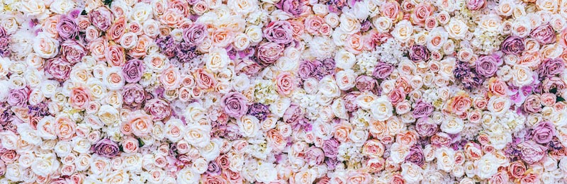 Цветочное панно из цветных роз в пастельных тонах