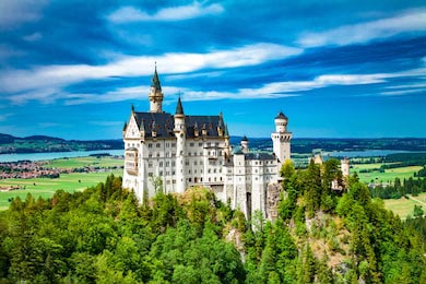 Величественный замок Нойшванштайн в Баварских Альпах