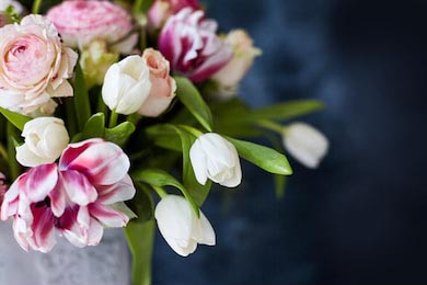 Цветочная композиция с тюльпанами и ранункулами