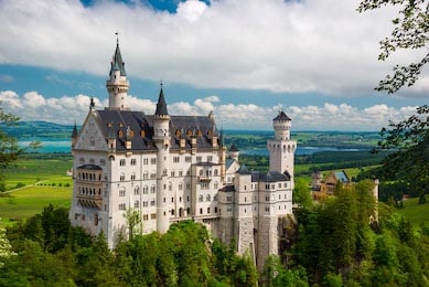 Сказочный замок в горах на юго-западе Баварии