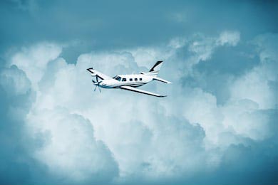 Самолет с пропеллером, летящий над голубым небом