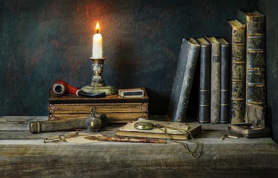 Натюрморт с книгами и предметами на деревянном столе
