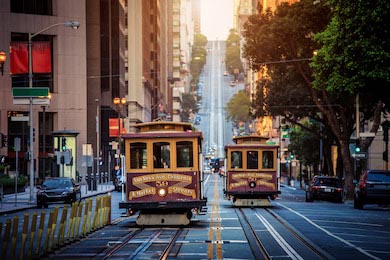 Вид на трамваи едущих по улице в Сан-Франциско