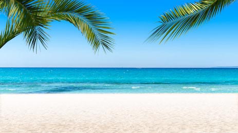Песчаный пляж с синим океаном и видом на горизонт