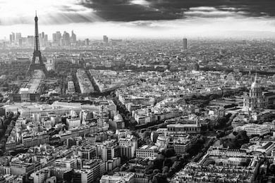 Панорамный вид на кварталы Парижа на фоне облаков