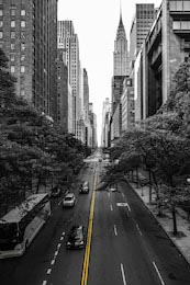Бесконечные улицы Манхэттена в Нью-Йорке