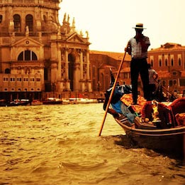 Традиционная поездка на гандоле Венеции