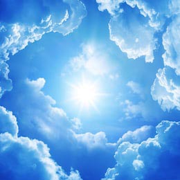 Яркое солнце на фоне голубого неба и облаков