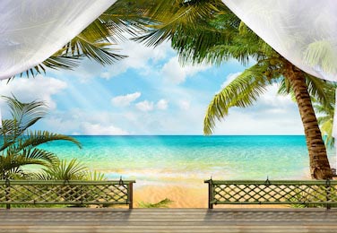 Вид из террасы на пляж с водой небесного цвета