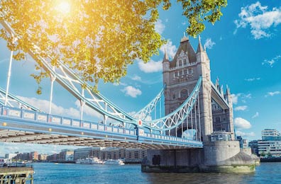Тауэрский мост в Лондоне в прекрасный летний день