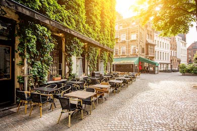 Утренняя улица с террасой кафе в городе Антверпен