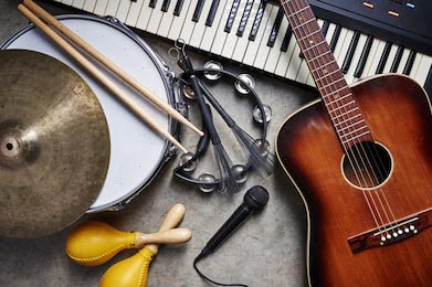Инструменты, включая гитару, барабан, бубен
