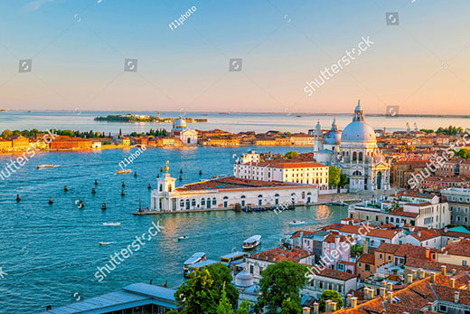 Вид сверху старый город Венеции на закате в Италии