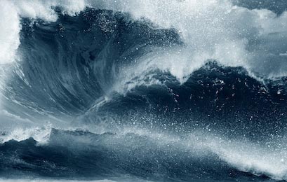 Огромные синие волны бушующего океана