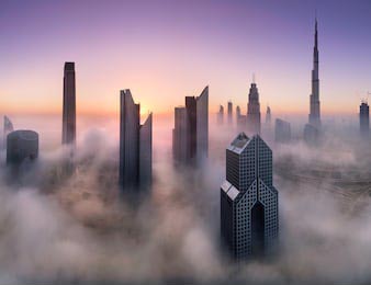 Небоскребы Дубая сквозь густой туман