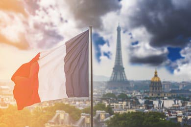 Флаг Франции в Париже и у Эйфелевой башни