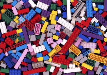 Много различных красочных блоков лего
