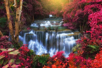 Красивый пейзаж водопада в тропических лесах Ауам