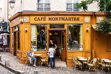 Очаровательное кафе на холме Монмартр с кафе
