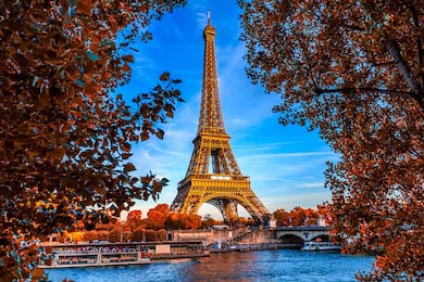 Осенний Париж с Эйфелевой башней и рекой Сена