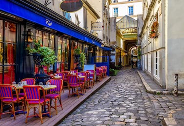 Типичный вид на парижскую улицу со столиками кафе